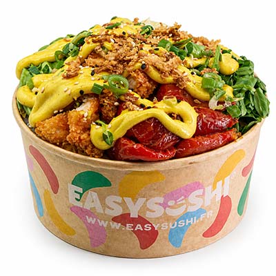 Poke Bowl mit gebratenem Hähnchen, Reis, Avocado, sonnengetrockneten Tomaten, Rucola, Parmesan und Currysauce – Easy Sushi
