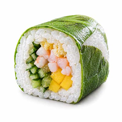 Frühlingsrolle mit Mango und Garnelen, Gurke, Erdnüssen und grünem Salat – Easy Sushi